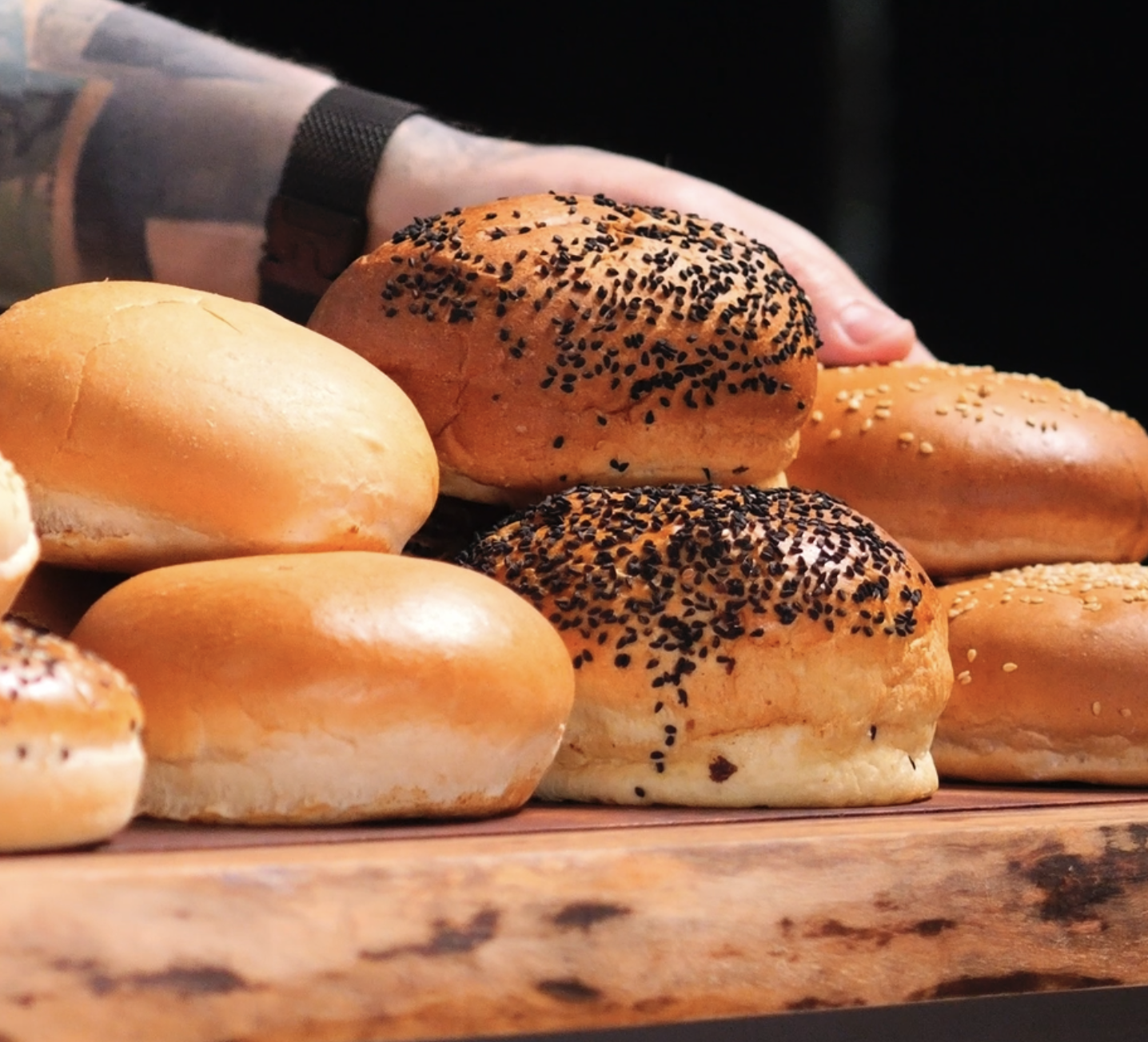 Pieczywo, majonez i pikle do burgera